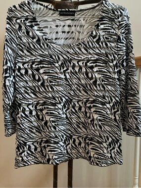 Women's Black & White Zebra-Print Long Sleeve Top
